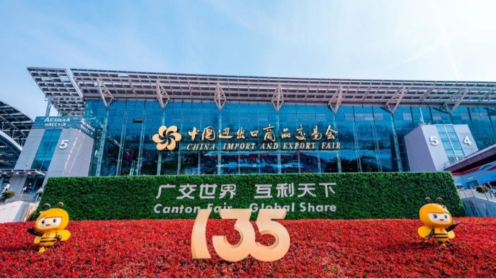 展會(huì)進(jìn)行時(shí)|百華鞋業(yè)亮相第135屆中國進(jìn)出口商品交易會(huì)（廣交會(huì)）三期，展會(huì)現(xiàn)場(chǎng)人氣爆棚！