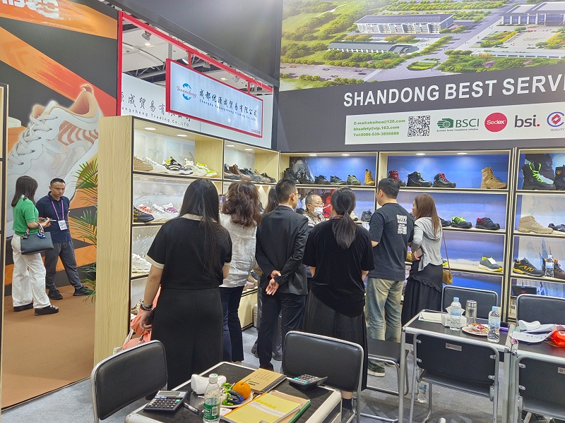 展會(huì)進(jìn)行時(shí)|百華鞋業(yè)亮相第135屆中國(guó)進(jìn)出口商品交易會(huì)（廣交會(huì)）三期，展會(huì)現(xiàn)場(chǎng)人氣爆棚！