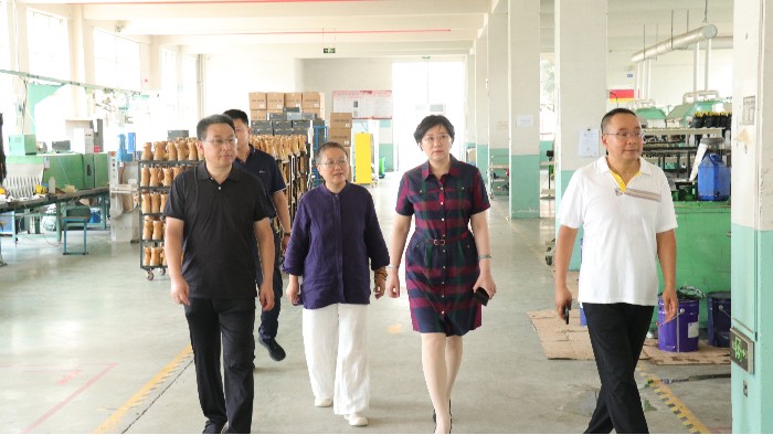 臨沂市工信局黨組書記、局長王林艷一行蒞臨百華鞋業(yè)調(diào)研指導(dǎo)