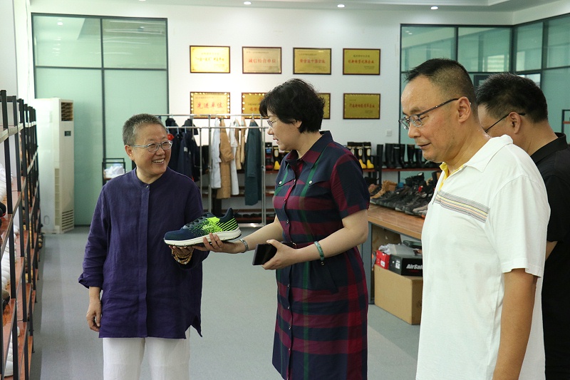 臨沂市工信局黨組書記、局長王林艷一行蒞臨百華鞋業(yè)調(diào)研指導(dǎo)