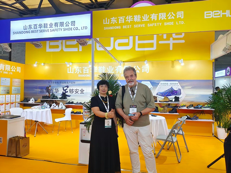 2025摩登中國國際鞋包服飾時尚展現(xiàn)場來了，百華鞋業(yè)展位現(xiàn)場人氣爆棚！