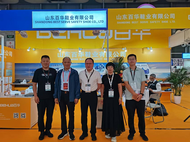 2025摩登中國國際鞋包服飾時尚展現(xiàn)場來了，百華鞋業(yè)展位現(xiàn)場人氣爆棚！