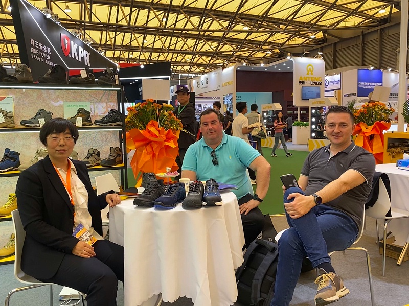 第106屆中國勞動(dòng)保護(hù)用品交易會(huì)現(xiàn)場來 了，百華鞋業(yè)展會(huì)現(xiàn)場人氣爆棚！