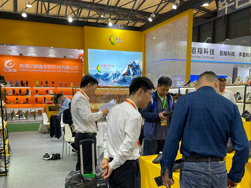 第106屆中國勞動(dòng)保護(hù)用品交易會(huì)現(xiàn)場來 了，百華鞋業(yè)展會(huì)現(xiàn)場人氣爆棚！