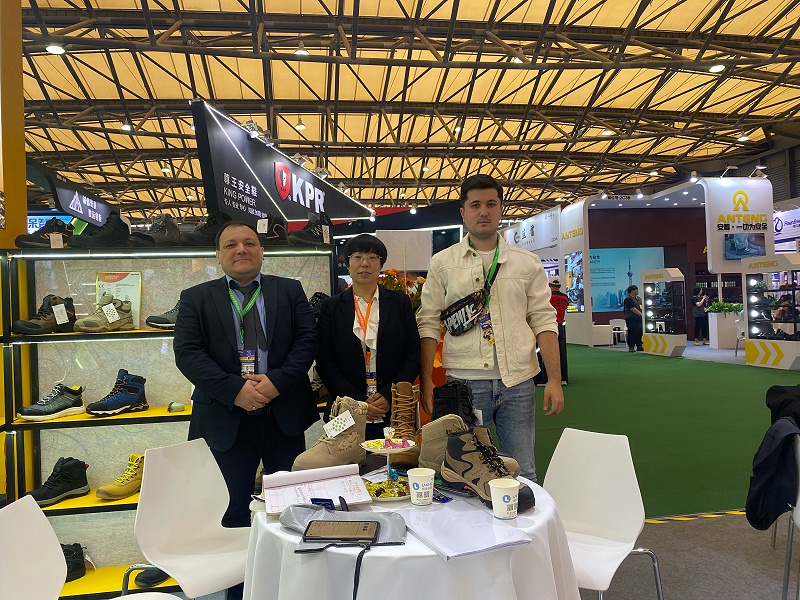 第106屆中國勞動(dòng)保護(hù)用品交易會(huì)現(xiàn)場來 了，百華鞋業(yè)展會(huì)現(xiàn)場人氣爆棚！