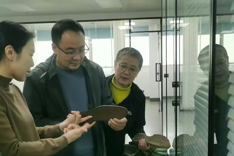 百華鞋業(yè)赴羅霸自動(dòng)化系統(tǒng)(廣東)有限公司考察并正式簽訂合同