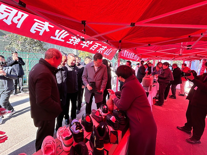 百華鞋業(yè)受邀參加“首屆中國(guó)諸葛亮杯若鯉大賽”暨名優(yōu)特產(chǎn)展覽會(huì)活動(dòng)！