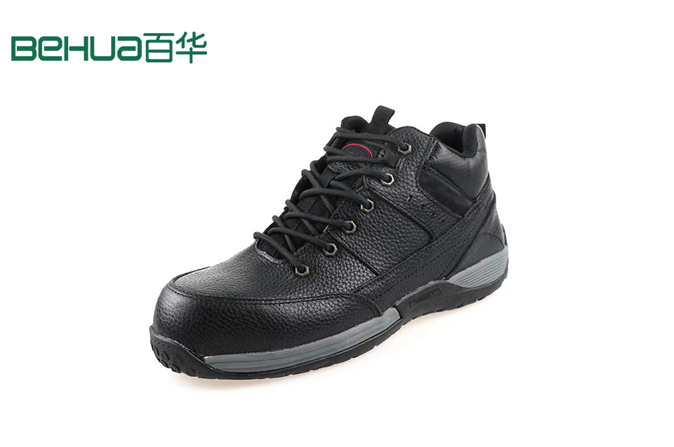 從事鐵路工作保護足部安全，選擇112款防砸防刺穿勞保鞋