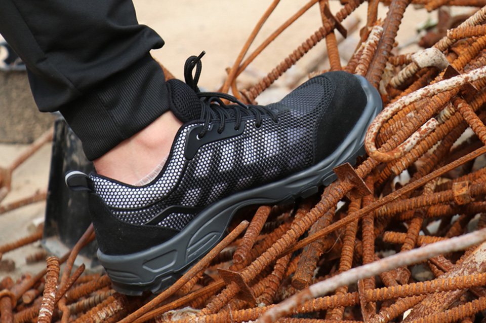 揭秘五金行業(yè)勞保鞋選購秘籍，舒適度與防護(hù)并存！