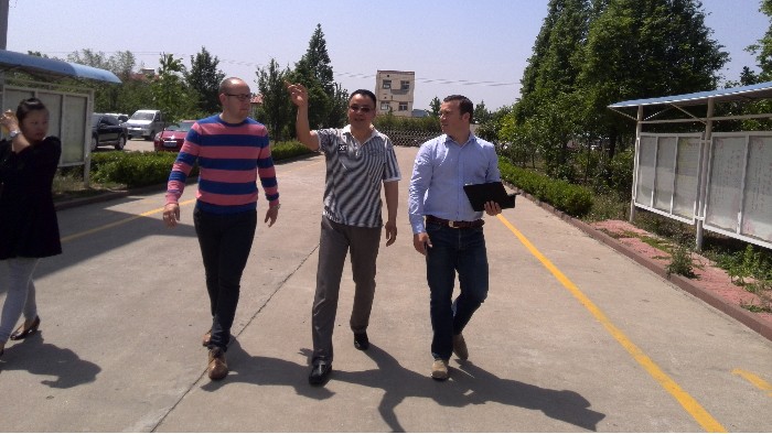 百華董事長(zhǎng)陪同荷蘭客戶(hù)參觀(guān)工廠(chǎng)