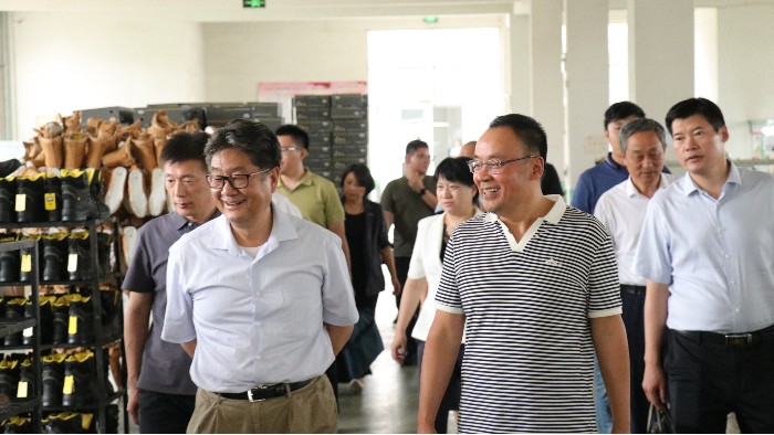 山東省貿(mào)促會(huì)黨組成員、副會(huì)長(zhǎng)劉曉江一行蒞臨百華鞋業(yè)調(diào)研指導(dǎo)