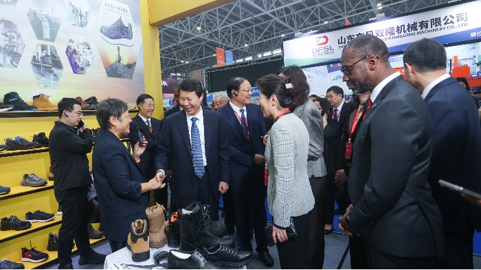 百華鞋業(yè)亮相共建“一帶一路”第三屆臨沂商城國際采購商大會(huì)