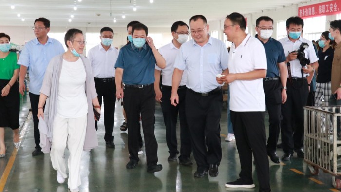 沂南縣縣長冉凡亞率隊(duì)蒞臨百華鞋業(yè)考察指導(dǎo)